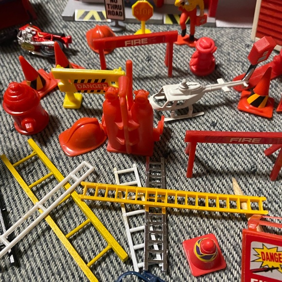 3,little Firehouses and small people! MODEL PARTS AND ITEMS galore!! - Picture 9 of 13